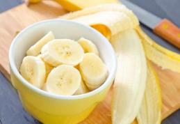 Iată de ce ar trebui să îți începi ziua cu un pahar cu apă caldă și o banană