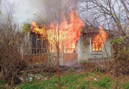 Casă distrusă de un incendiu violent - FOTO