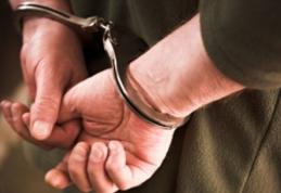 Bărbat reținut de polițiști pentru că și-a amenințat mama cu acte de violență