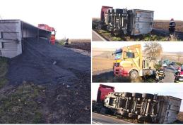 Camion încărcat cu 25 de tone de semințe de floarea-soarelui s-a răsturnat între Botoșani și Săveni