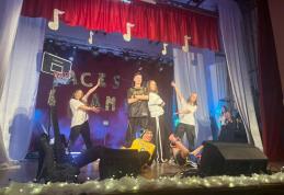 Balul Bobocilor „Regina Maria” Dorohoi 2025: Fețele faimei ale reginiștilor au cucerit scena!