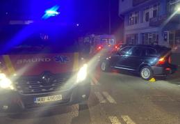 Femeie rănită după ce a o mașină a trecut peste ea. Pompierii au intervenit pentru scoaterea acesteia