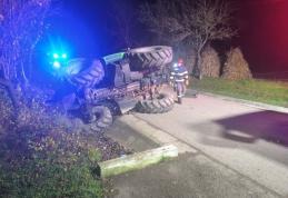 Trei bărbați au ajuns la spital după ce tractorul în care se aflau s-a răsturnat la Suharău