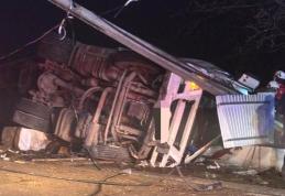 ACCIDENT! Șofer rănit după ce tirul pe care îl conducea s-a răsturnat pe un drum din județ - FOTO