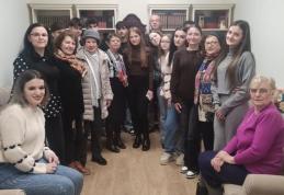 Generațiile se întâlnesc la Dorohoi: elevii de la Regina Maria, ambasadori ai zâmbetelor la Centrul de Zi pentru Persoane Vârstnice