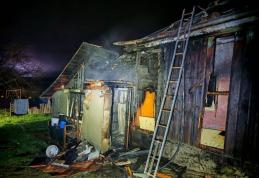 Bărbat ajuns la spital cu arsuri pe față, mâini și torace după ce în locuința sa a izbucnit un incendiu
