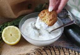 Chifteluțe din dovlecel cu sos de iaurt la air fryer