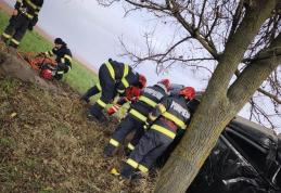 O mamă și doi copii au ajuns la spital, după ce mașina în care erau s-a răsturnat pe DN 29, la Săveni