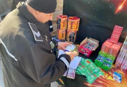 Aproximativ 800 de articole pirotehnice confiscate de polițiști, în Săveni