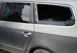 Un copil de doi ani din Botoșani a rămas blocat într-o mașină, cu cheile în interior. Mama lui a solicitat sprijinul pompierilor