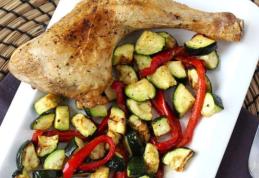 Pui cu ardei și dovlecei la friteuză cu aer: gata în 20 de minute!