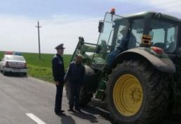 Depistat conducând un tractor neînregistrat și fără permis de conducere