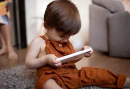 Cum alegi combinezonul perfect pentru iarnă: confort și protecție pentru micuțul tău