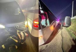 Autocar plin cu 40 de elevi implicat într-un accident rutier la Iezer - FOTO