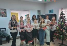 Elevii Școlii Gimnaziale „Mihail Sadoveanu” din Dumbrăvița au adus bucuria Nașterii Domnului în instituțiile din Dorohoi - FOTO