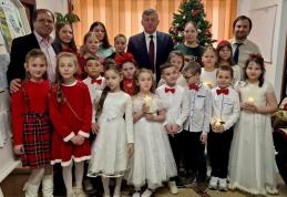Tradiție și colinde: Copiii din Ibănești au adus bucuria Nașterii Domnului la Primărie! - FOTO