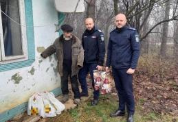 Jandarmii au dăruit pachete cu alimente celor doi bătrânei pe care i-au ajutat în acest an - FOTO