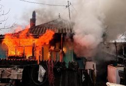 Momente grele pentru o familie din Stânca după ce locuința le-a fost cuprinsă de flăcări - FOTO