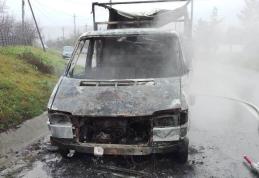 Autoutilitară încărcată cu fier vechi mistuită de flăcări - FOTO