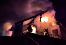 Casă distrusă de un incendiu izbucnit în comuna Curtești