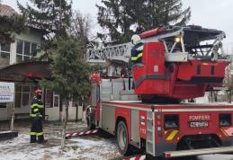 Intervenție a pompierilor după ce un copac a căzut pe acoperișul spitalului din Darabani