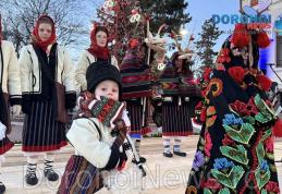 Festivalul Datinilor și Obiceiurilor de Iarnă 2025 a adus tradiția în centrul municipiului Dorohoi – partea I