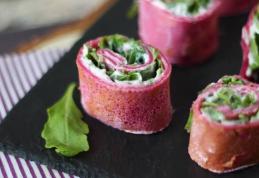 Rulouri de clătite cu sfeclă roșie, umplute cu ricotta și rucola