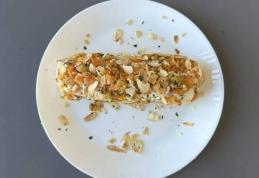 Salam cu cremă de brânză, caise și migdale