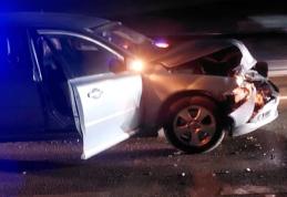 O femeie a ajuns la spital în urma unui accident produs între două mașini