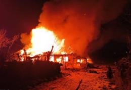 Familie din Havârna rămasă pe drumuri după ce un incendiu puternic le-a cuprins locuința