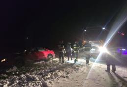 Șapte adulți și trei copii au avut nevoie de sprijinul pompierilor după ce au rămas înzăpeziți cu mașinile