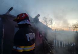 Bărbat ajuns la spital cu arsuri după ce anexa în care locuia a fost cuprinsă de flăcări