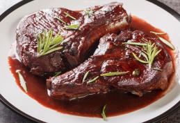 Friptură de porc cu sos de vin roșu