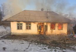 Tânăr de 20 de ani ajuns la spital cu arsuri în urma unui incendiu izbucnit la o casă din Ibănești