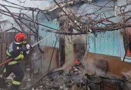 Casă din Carasa distrusă într-un incendiu izbucnit din cauza aprinderii focului cu lichide inflamabile