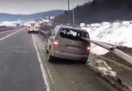Un șofer a scăpat cu viață după ce o bară metalică i-a străpuns mașina și a ieșit prin lunetă