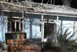 Două persoane au ajuns la spital. Pompierii le-au scos din casa cuprinsă de flăcări