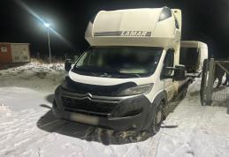 Caroserie parţială a unui microbuz furată din Germania, descoperită la PTF Racovăţ