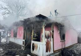 Casă cuprinsă de flăcări din cauza unui coș de fum neizolat termic