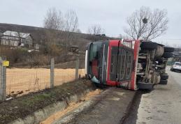 TIR încărcat cu 25 de tone de grâu răsturnat în afara părții carosabile în comuna Copălău