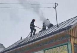 Două case în pericol din cauza incendiilor izbucnite în jurul coșurilor de fum