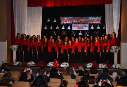 Acorduri de muzică folk și muzică ușoară în cadrul spectacolului „Flori pentru mama” 2026