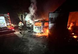 Incendiu violent în comuna Cristinești! Un garaj, în care se afla și o mașină, a fost cuprins de flăcări