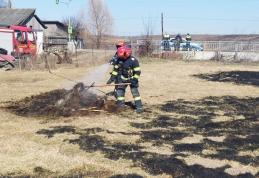 Două case au fost în pericol din cauza unui incendiu de vegetație uscată