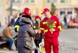 Pompierii botoșăneni au adus zâmbete și flori cu ocazia Zilei Internaționale a Femeii
