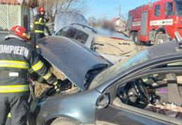 Două autoturisme implicate într-un accident rutier produs în urmă cu puțin timp - FOTO