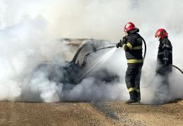 Mașină distrusă de foc pe o stradă din Botoșani - FOTO
