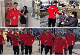 Jucătorii Cluburilor Juniorul și Gloria Dorohoi au împărțit trandafiri doamnelor și domnișoarelor de ziua lor