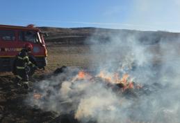 Incendiu produs la Șendriceni. Furajele depozitate pe un câmp au fost cuprinse de flăcări