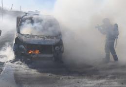 Autoutilitară cuprinsă de flăcări în timp ce se deplasa pe drumul dintre Dumeni și Cordăreni
